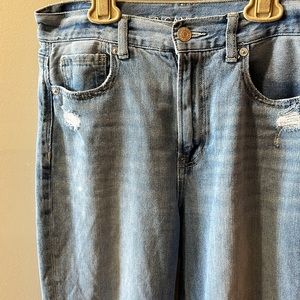 American Eagle High Rise Distressed Mom Jeans | 4 Long Light Wash